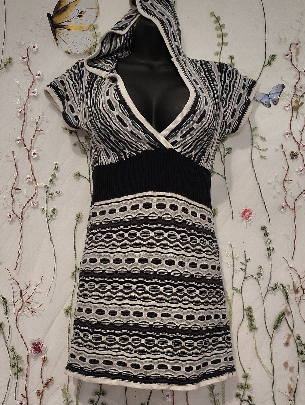 vintage knit top from the brand Wet Paint. It features a characteristic Y2K/90s